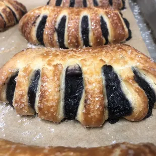 Blueberry filled claws 100% Danish ( peinetas rellenas de arandanos 100% Danish) we use pure fruit to give the authenticity of our pastries