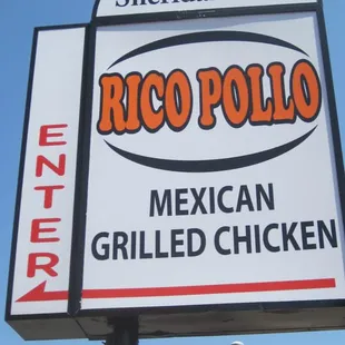 Rico Pollo - signage