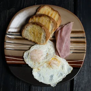 a plate of breakfast foods