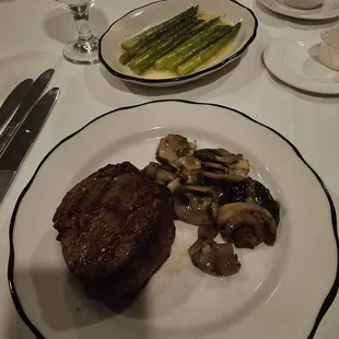Filet with Mushrooms and Asparagus