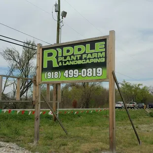 a sign for riddle farm