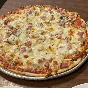 12" Ham, pepperoni, mushroom, onion, and extra cheese pizza.