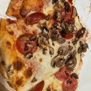 Mushroom and pepperoni pizza