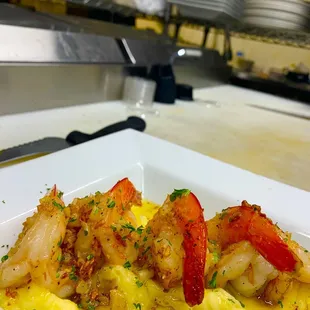 a plate of shrimp and grits