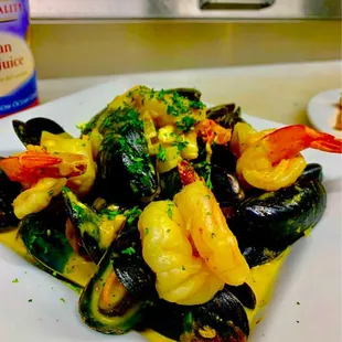 a plate of shrimp and musselling