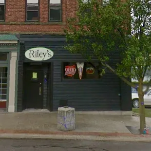 Front view of Riley's Nightclub in Ashland, Ohio from Main Street