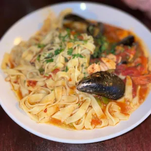 Fettuccine Puttanesca - Mussels, Salmon, shrimp, garlic, white wine, and Chili flakes. (7.5/10)