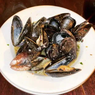 Mussels - White wine, garlic, lemon, and chili flake (7/10)