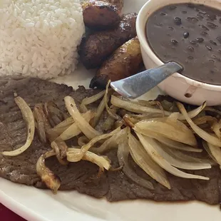 Carne encebollada