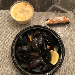 Mussels, cream of crab soup and cannoli
