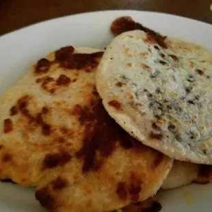 Popusas de chicharron con queso y frijoles.