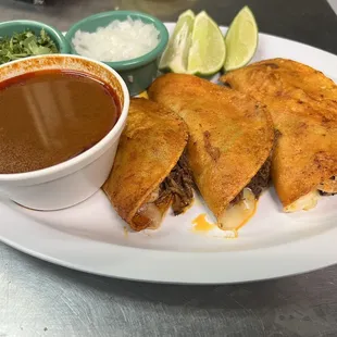 Quesabirrias!!! Con carne de res en barbacoa, queso derretido, y consomé, cilantro y cebolla