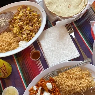 Chilaquiles Rojos y Huevos con Jamon y sus totrtillas hechas a mani