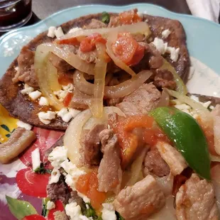 Tlacoyos con bistec a la mexicana