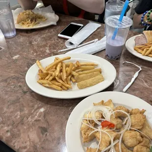 boba de otro lugar. Pescado Chicharon, Pan con croqueta y pan con bistec
