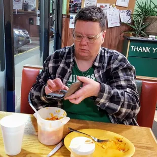 Behind the scenes of Yelp with Mel, who&apos;s taking a picture of the relish that comes with pupusas