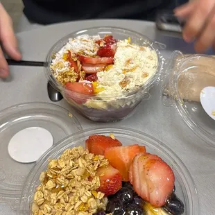 Açaí bowls. 3 topping and 3 fruits.
