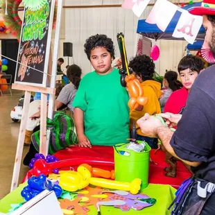 Balloon artist at Jaedon's Jurassic