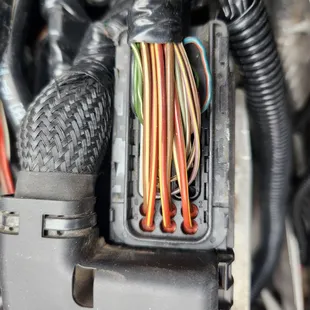 The factory harness cap was missing, exposing the engine harness to dirt and moisture, unacceptable!