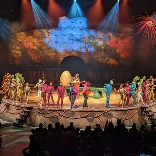 All of the performers on stage to say farewell