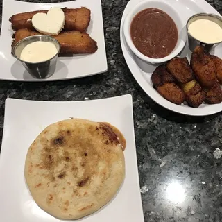 Plátanos Fritos, Huevo Estrellado, Frijol y Crema