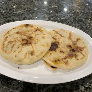 Pupusas Revueltas (Chicharrón, Queso y Frijol)