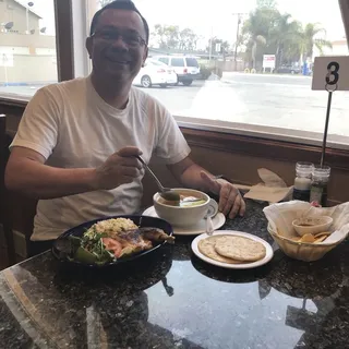 Sopa de Gallina India Asada con Arroz