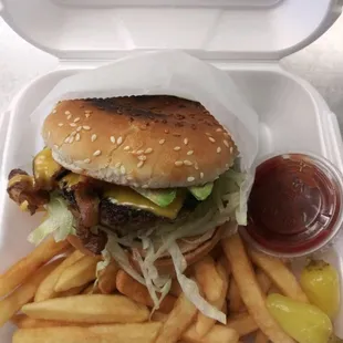 Bacon aguacate burgers and fries