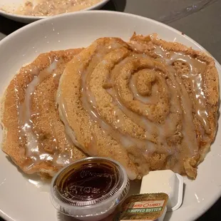 Cinnamon roll pancakes