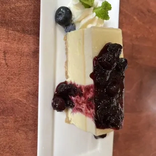 Key lime cheese cake with blueberries