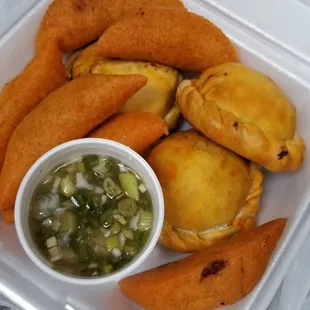 Pasteles de pollo, empanadas de pollo y carne