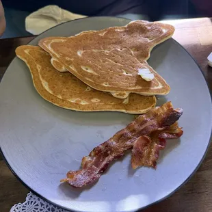 Heart shaped pancakes and bacon