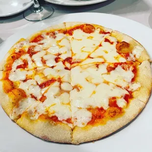 Kid&apos;s cheese pizza