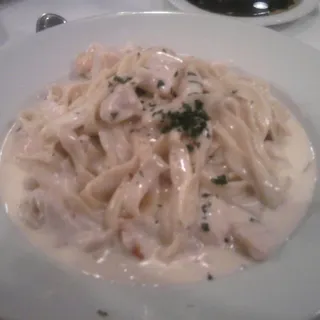 Fettuccine Alfredo con Pollo