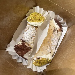Cannolis to go