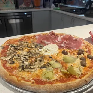 Cappricciosa pizza