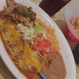 Lunch special: cheese enchiladas with chicken fajitas and drink