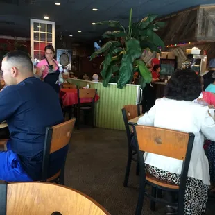 Lot of people here enjoying their meals. Nice home feeling here.