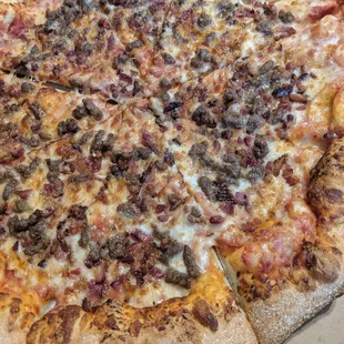 Beef &amp; bacon medium pizza (delivery)