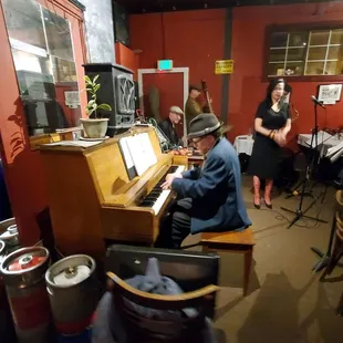 Live music (The Cottontails)