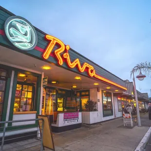 On the iconic Santa Cruz Wharf, Riva has been Dishin' fish since 1981!