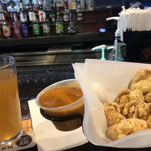 Pork rinds and sauce