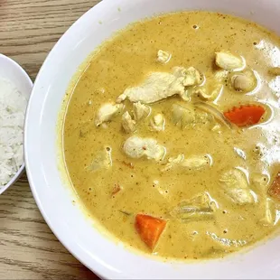 Yellow curry with chicken, potatoes, onions and carrots (medium spice level)