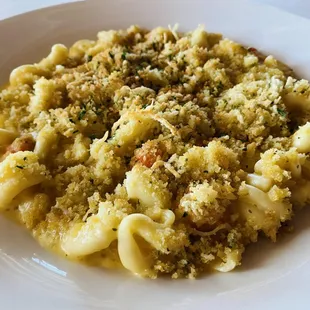 a plate of macaroni and cheese