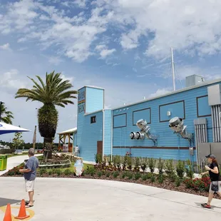 Valet parking and walkway to the Tiki Bar