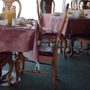 The two tables to the right were dirty when we walked in and remained dirty when we left. Roughly 1 1/2 hour we were there.
