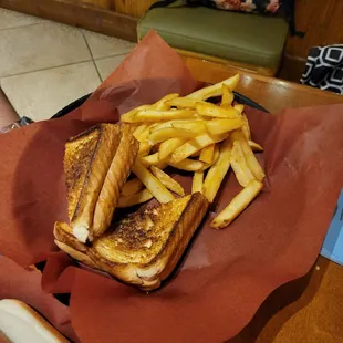 Kid&apos;s grilled cheese