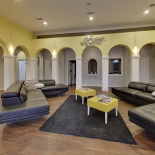 Upgraded resident-exclusive clubhouse at River Oaks apartments in Grandview