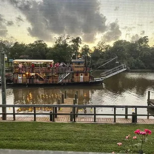 The dinner boat leaving