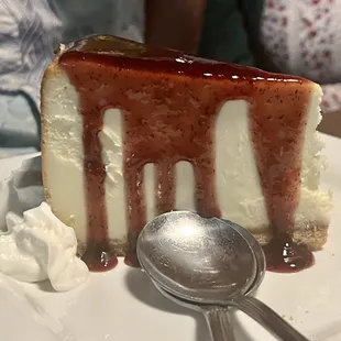 Cheesecake with raspberry sauce